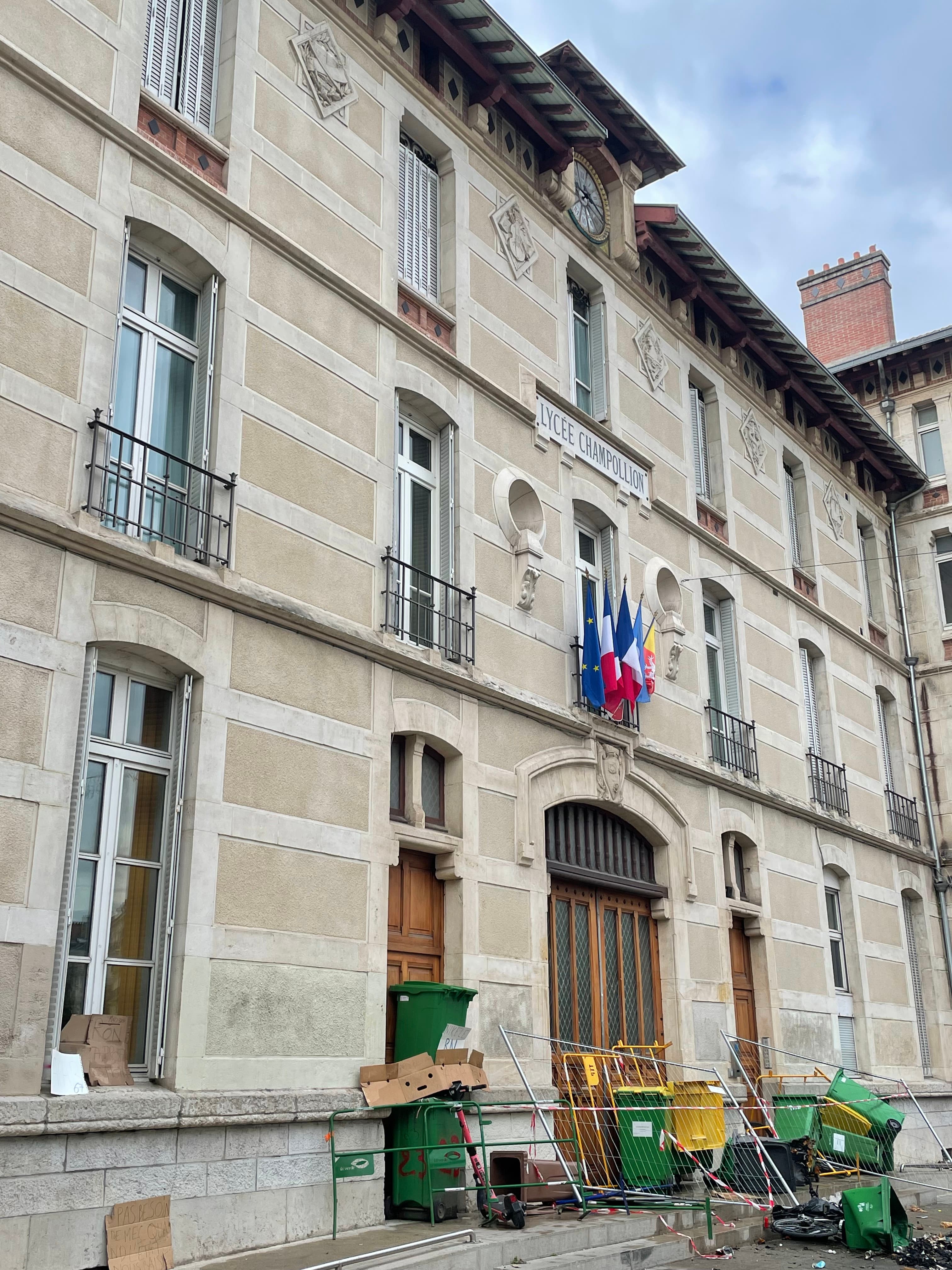 Students blockade Lycée Champollion in Grenoble, 30 September 2026